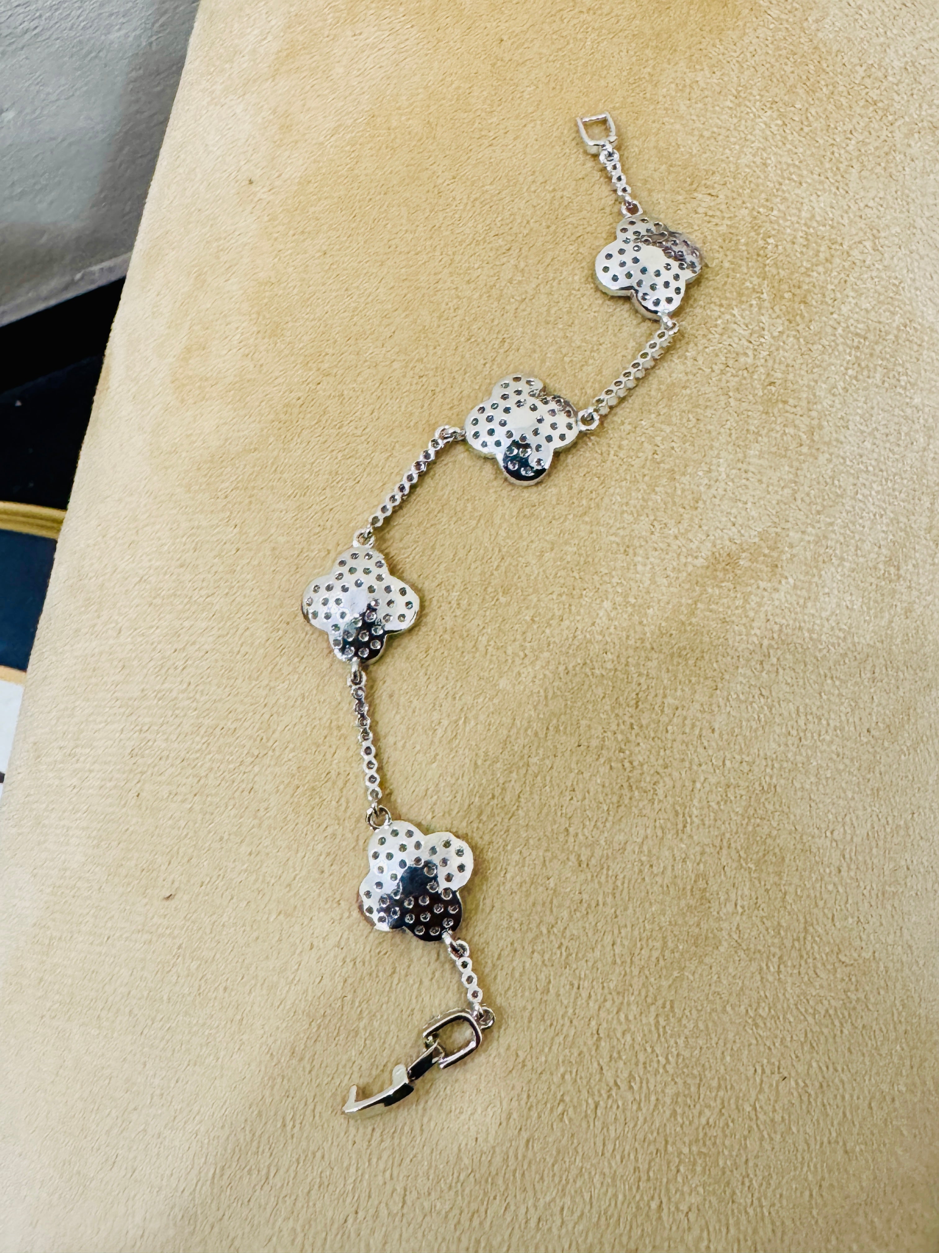 Stylish Silver-Plated Clover Bracelet β Modern & Elegant Daily Wear