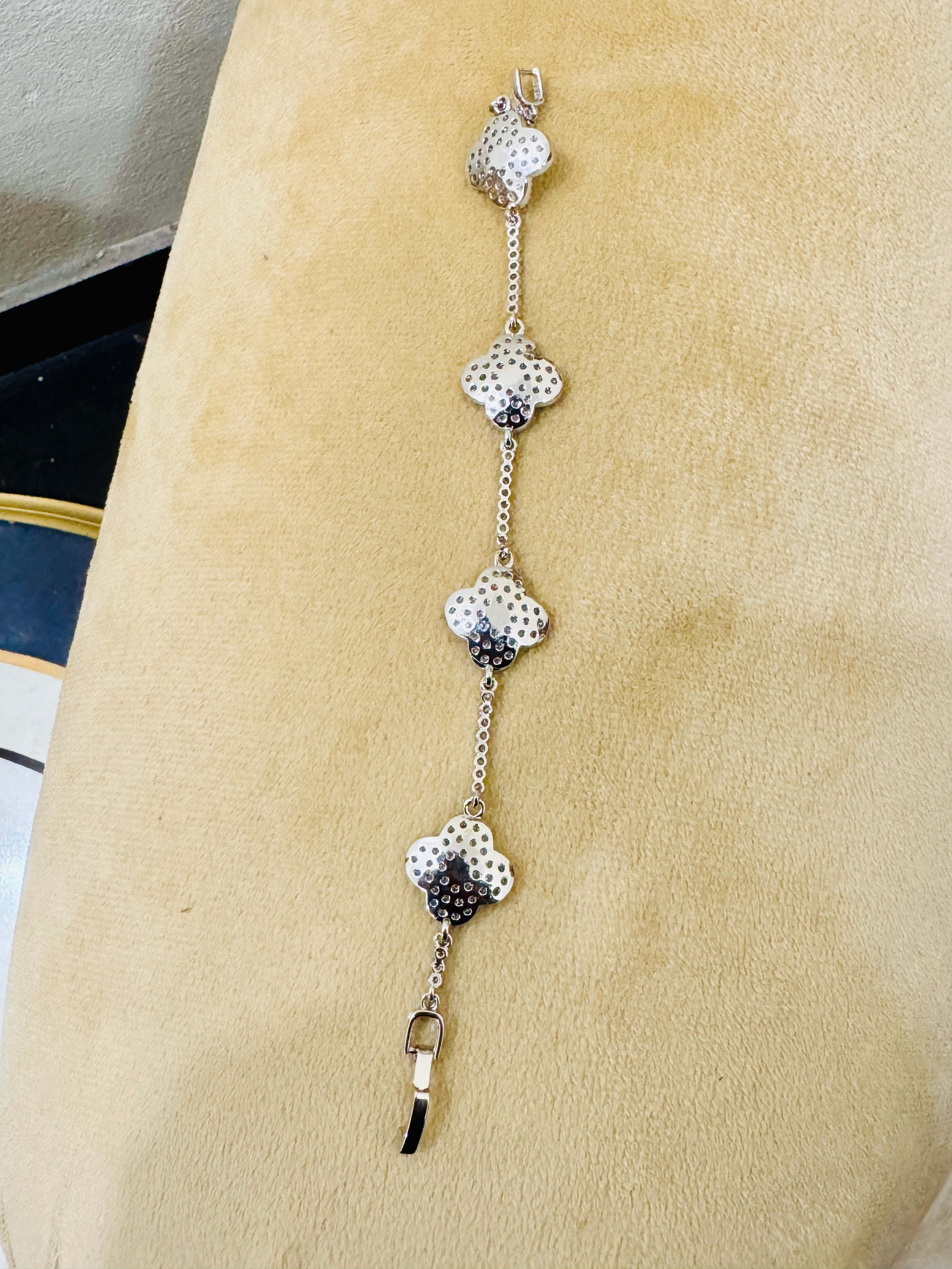 Stylish Silver-Plated Clover Bracelet – Modern & Elegant Daily Wear