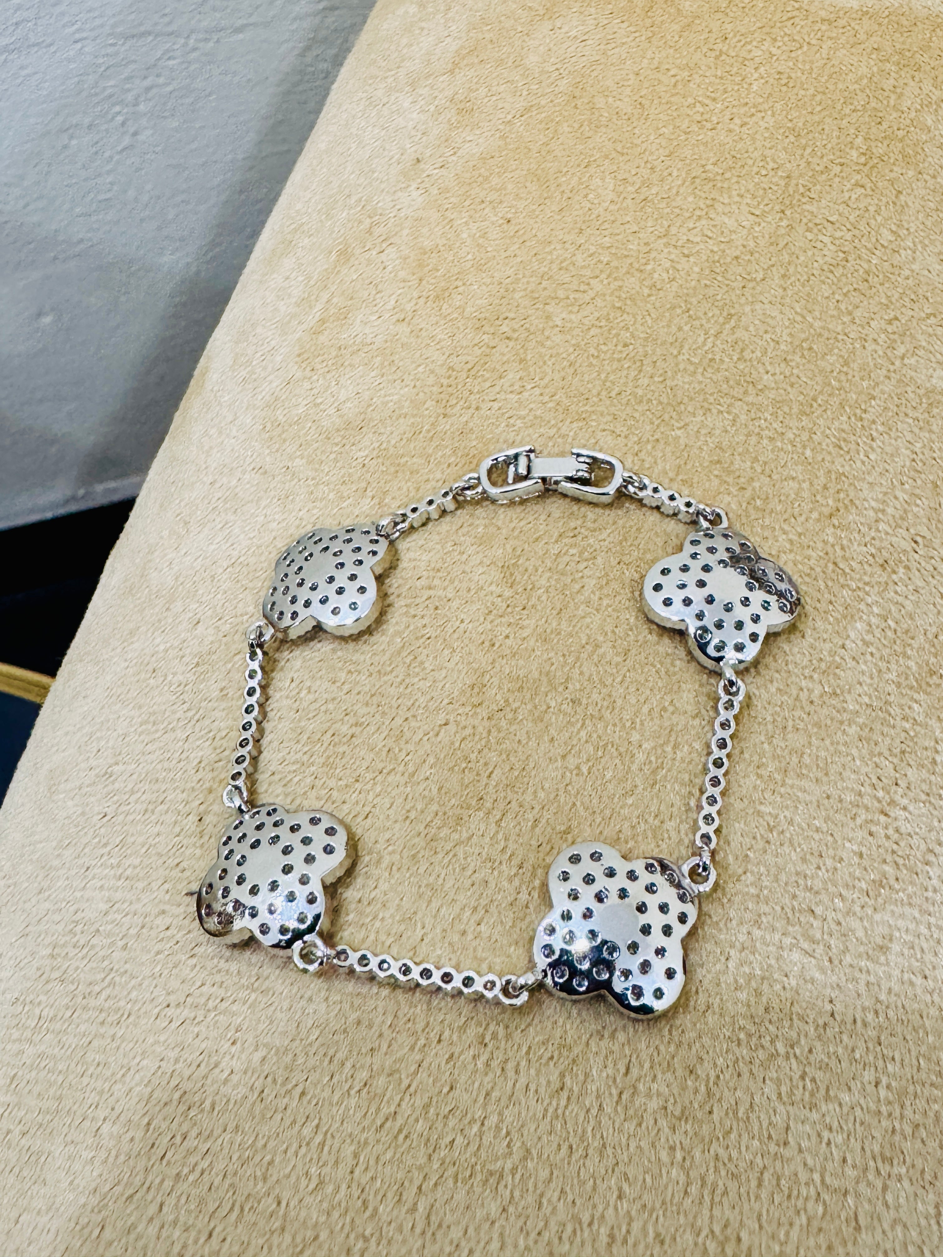 Stylish Silver-Plated Clover Bracelet – Modern & Elegant Daily Wear