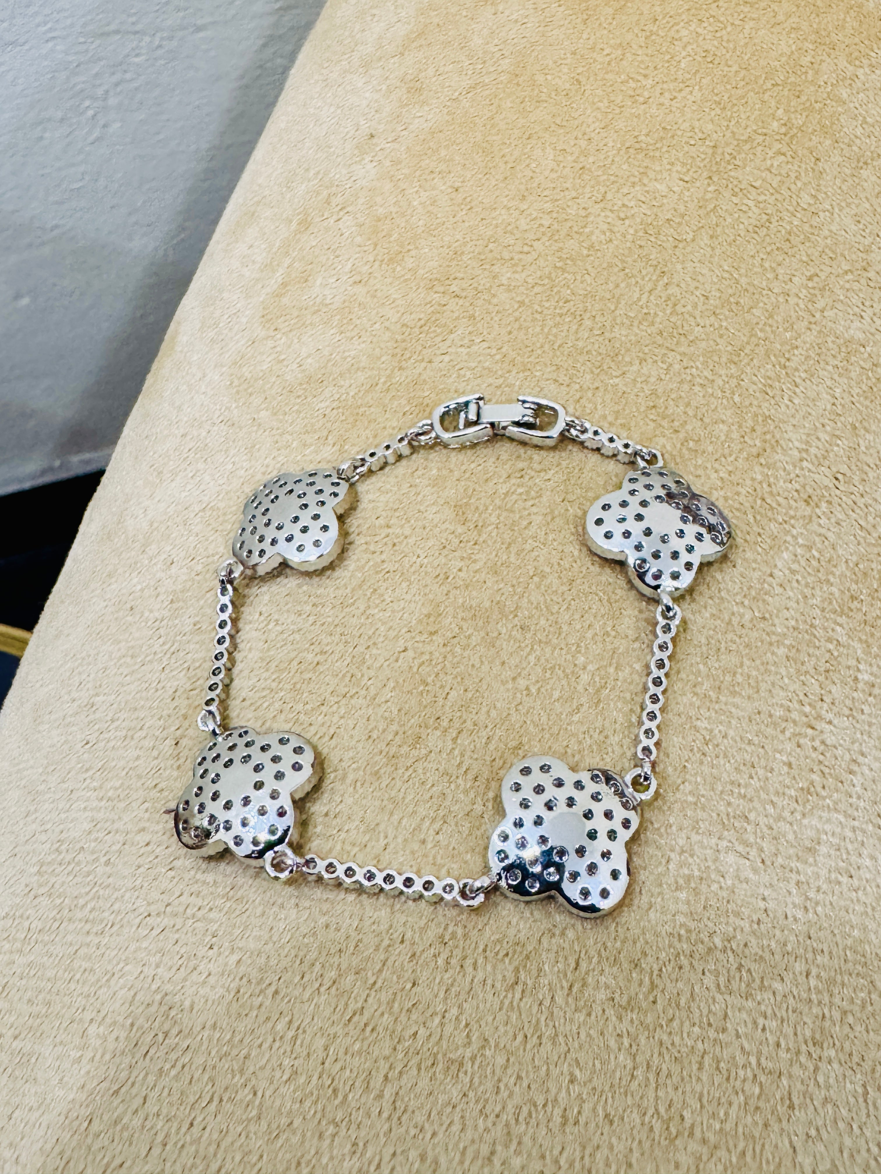 Stylish Silver-Plated Clover Bracelet – Modern & Elegant Daily Wear