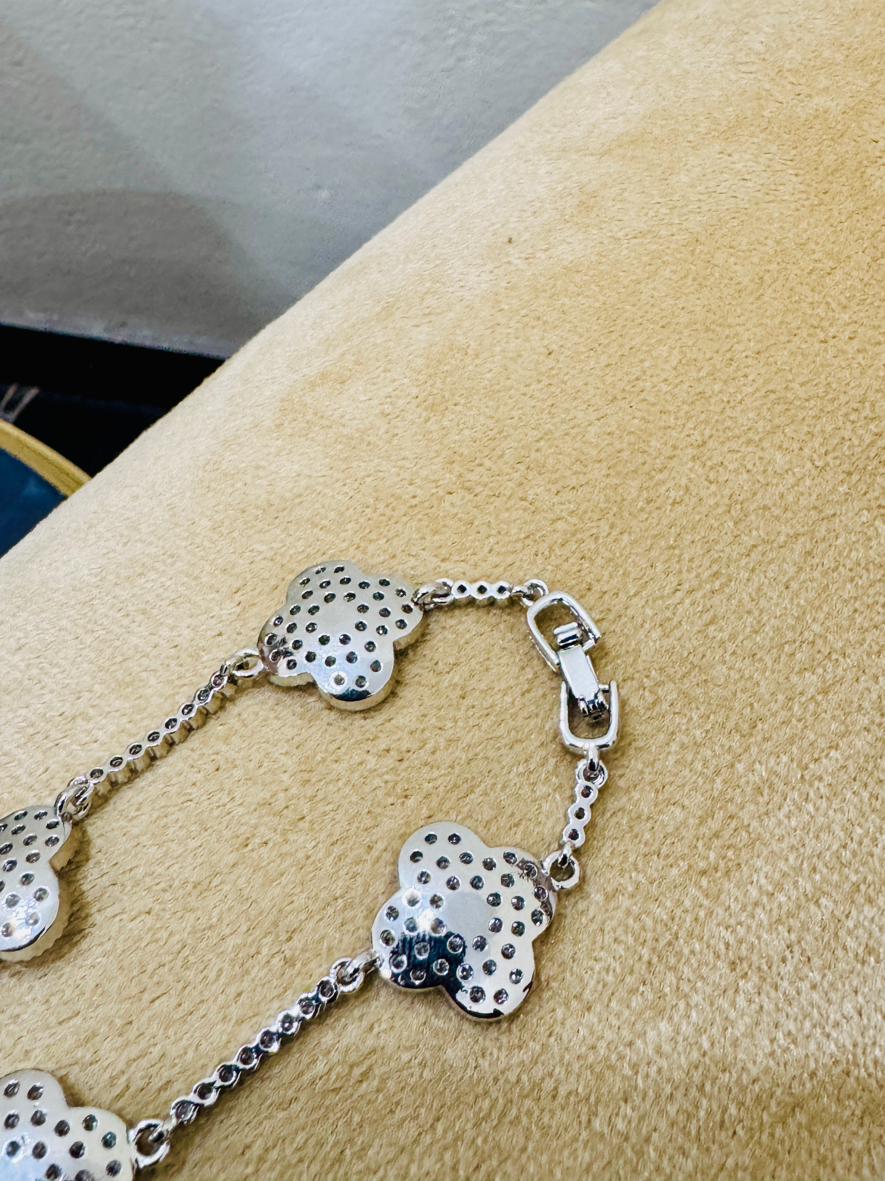 Stylish Silver-Plated Clover Bracelet – Modern & Elegant Daily Wear