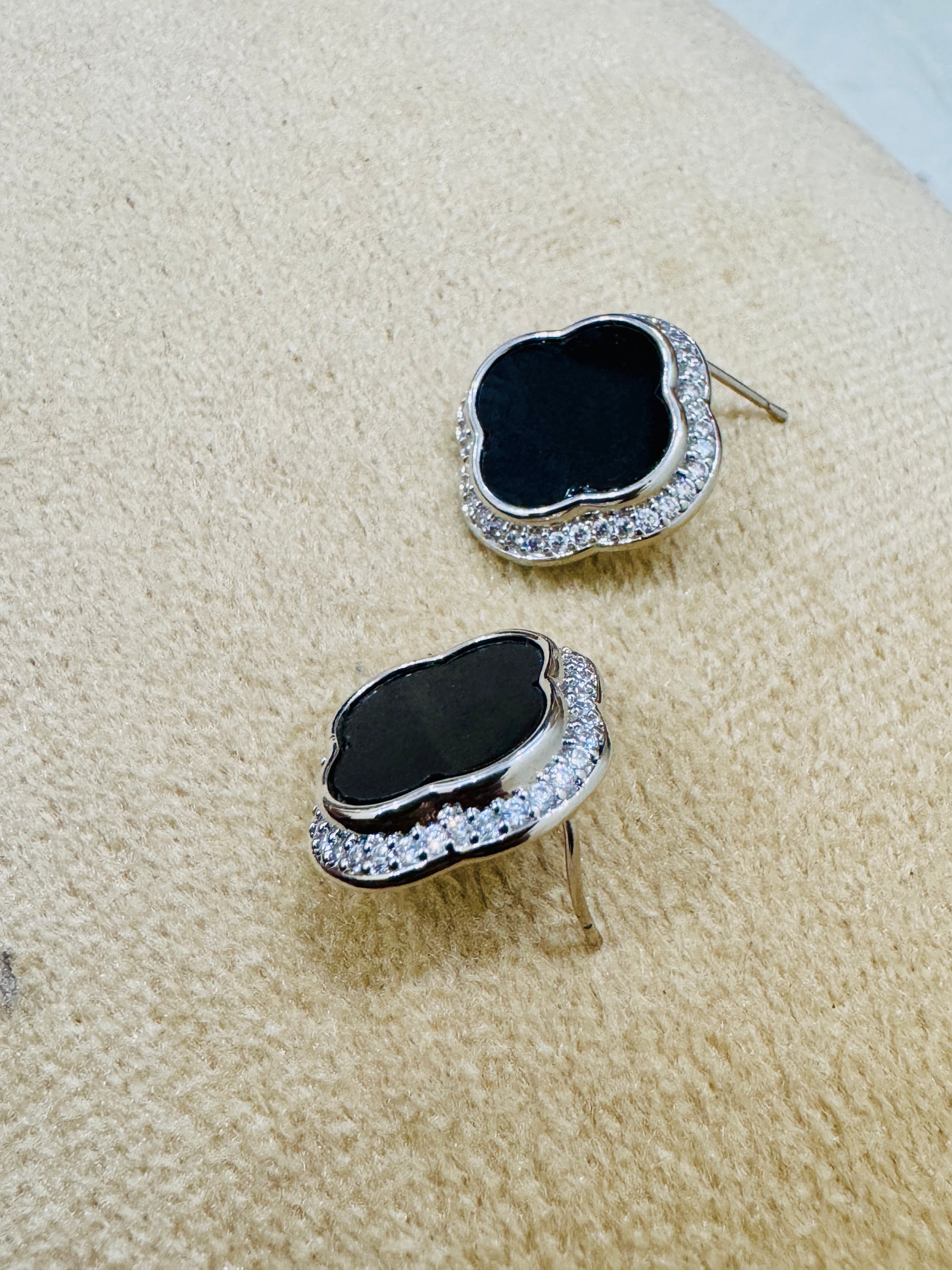 Silver-Plated Black Clover Stud Earrings – Elegant Daily & Festive Wear