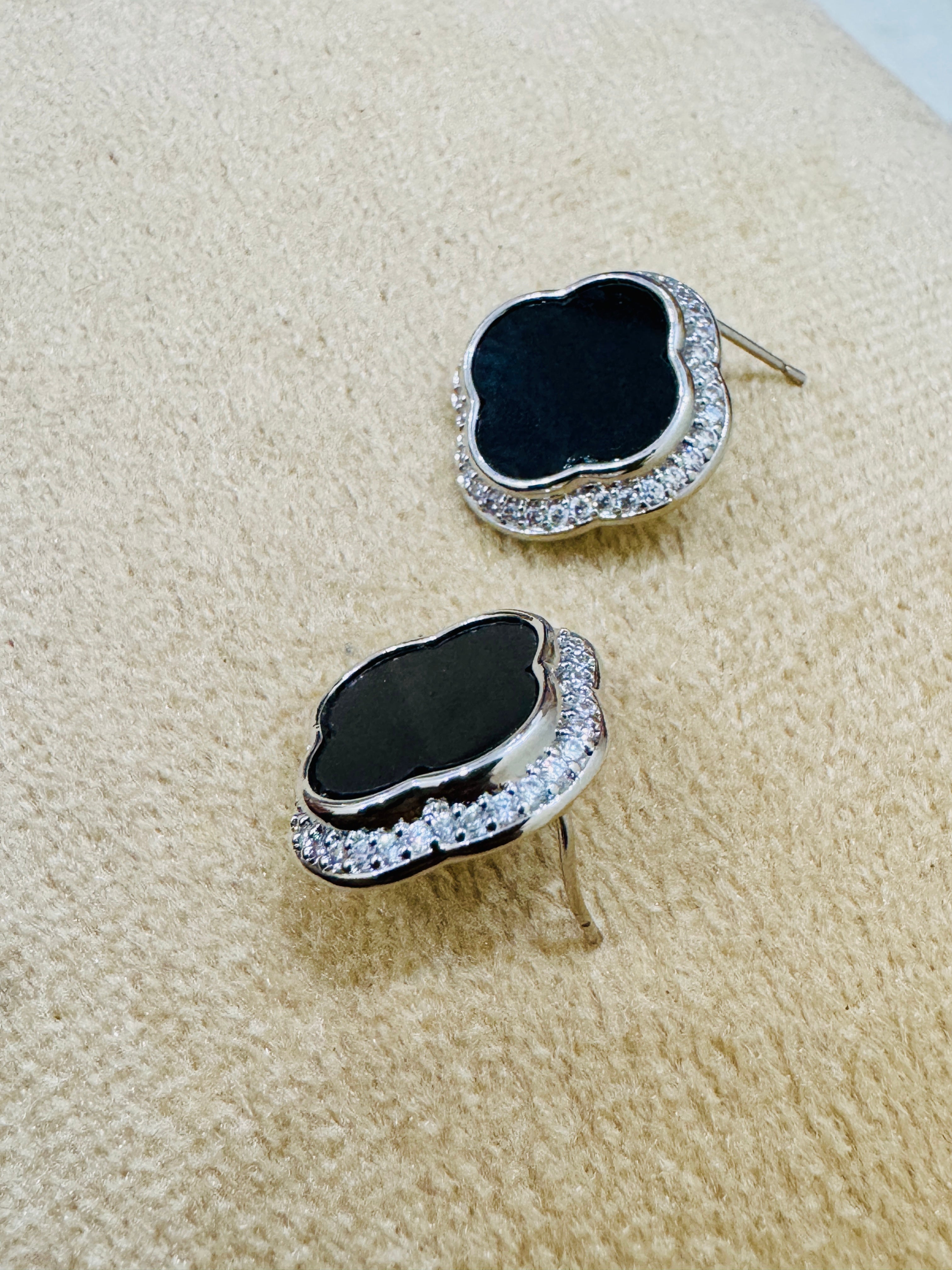 Silver-Plated Black Clover Stud Earrings – Elegant Daily & Festive Wear
