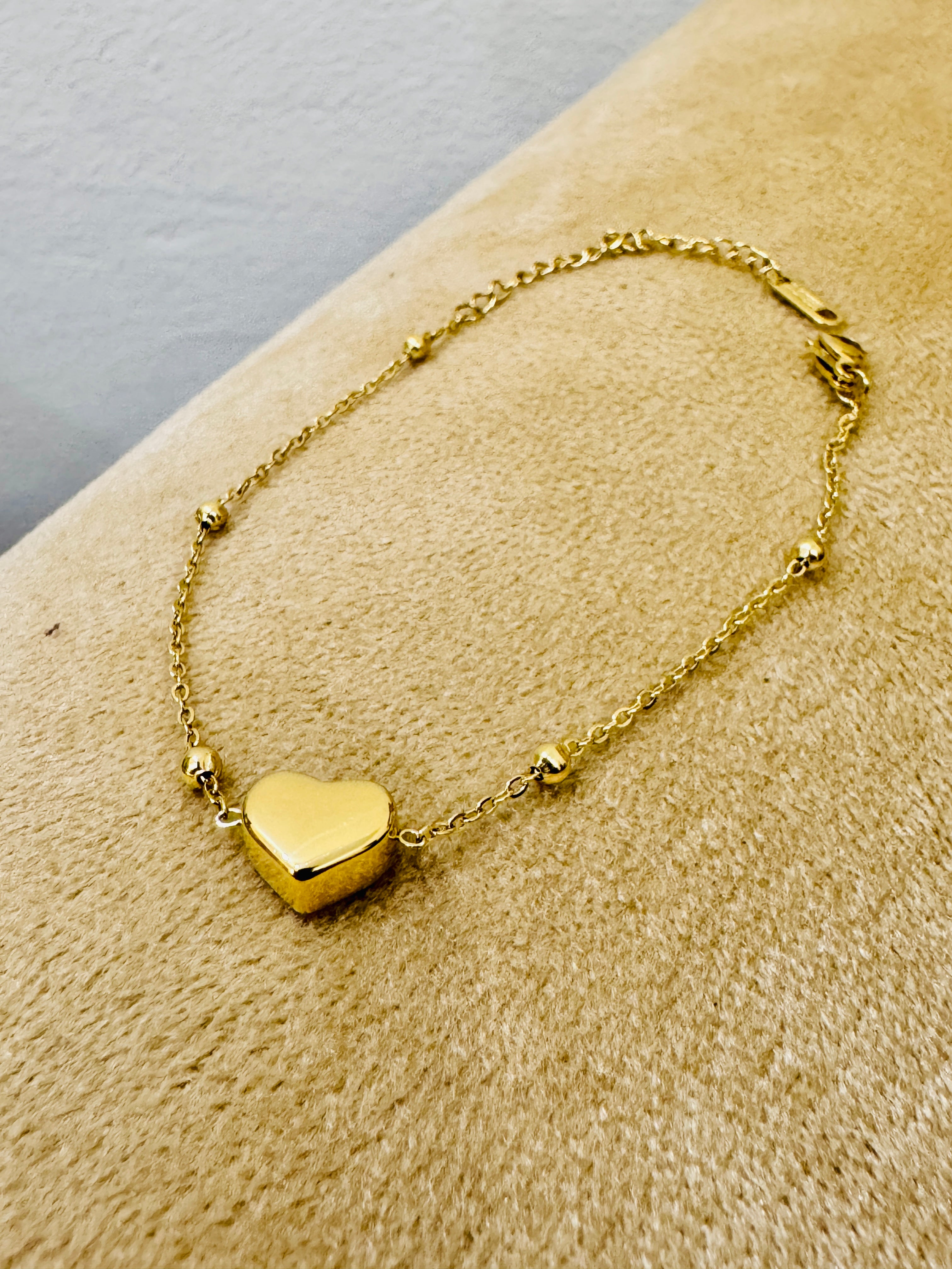 Gold-Plated Heart Charm Bracelet – Elegant & Romantic Daily Wear