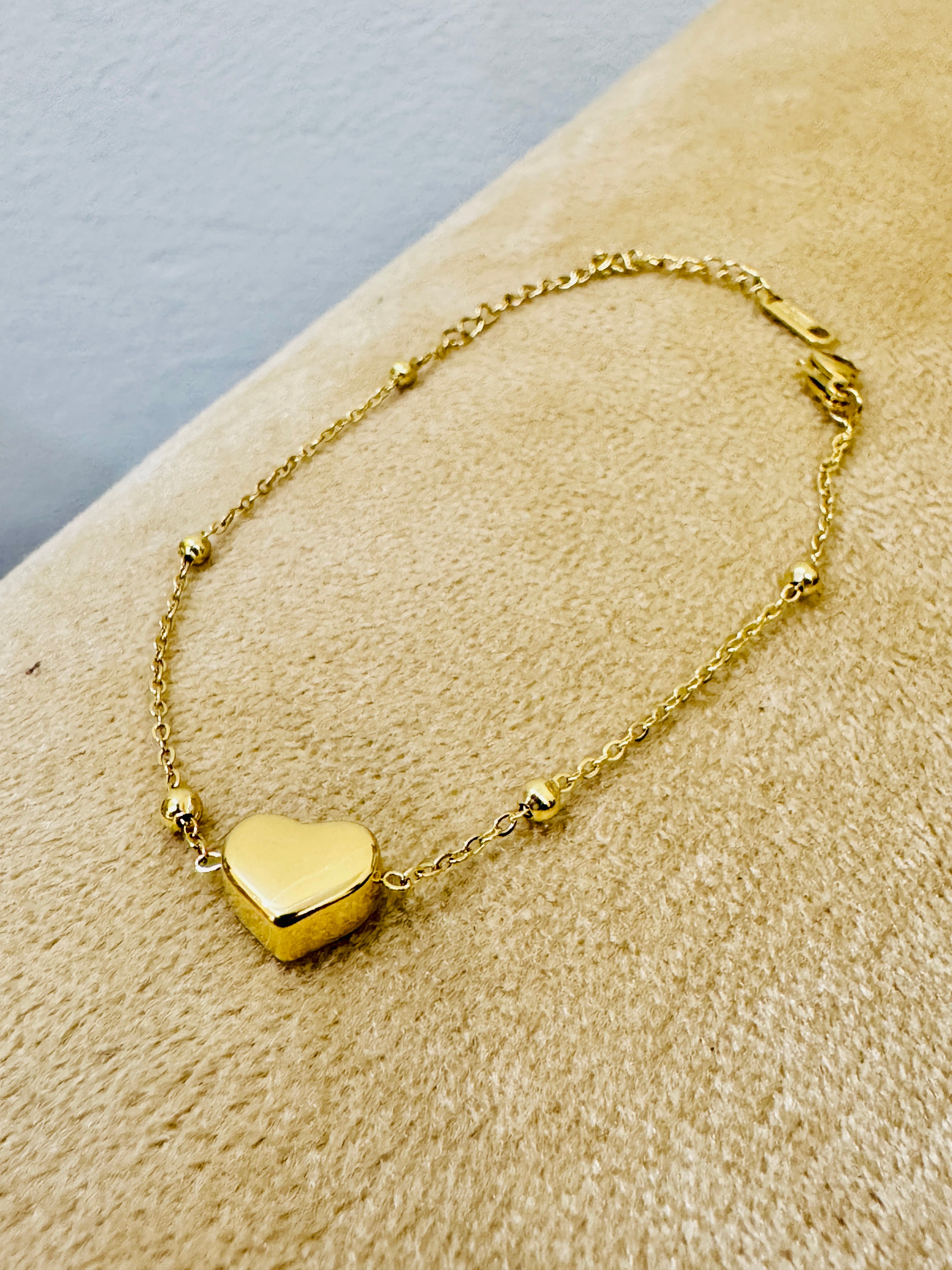 Gold-Plated Heart Charm Bracelet – Elegant & Romantic Daily Wear