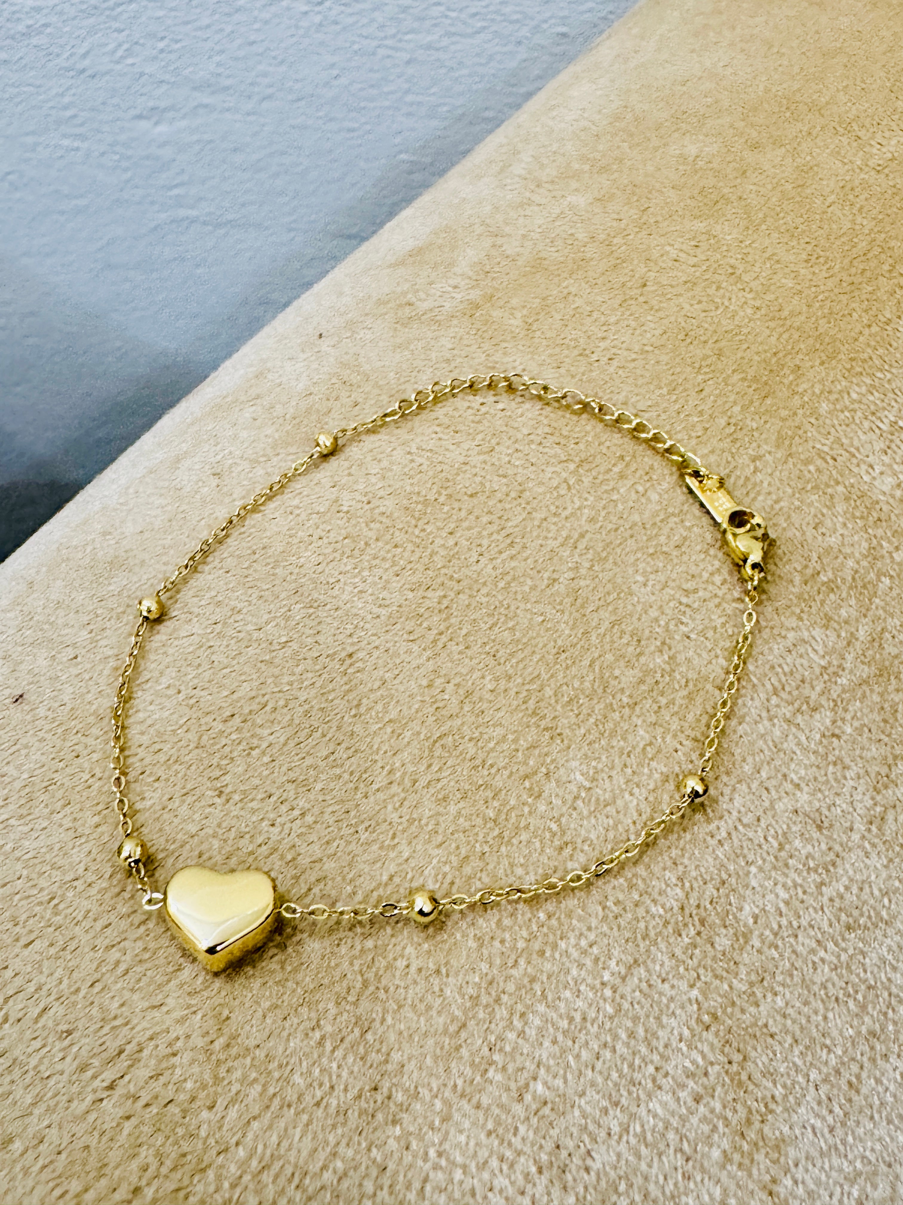 Gold-Plated Heart Charm Bracelet – Elegant & Romantic Daily Wear